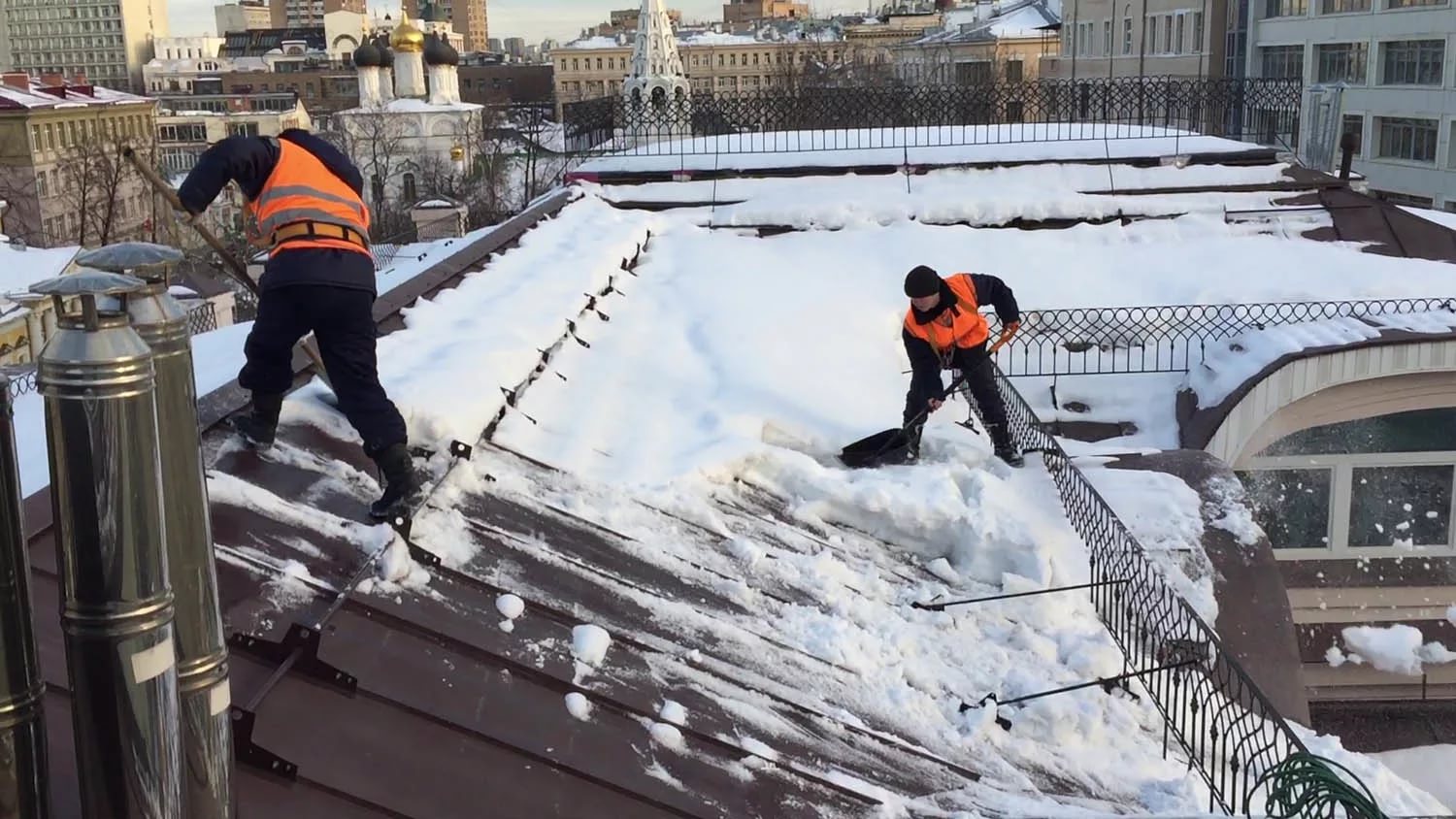 Сплошная очистка крыши в Курске - Эверест 46 Сплошная очистка крыши в Курске - Эверест 46